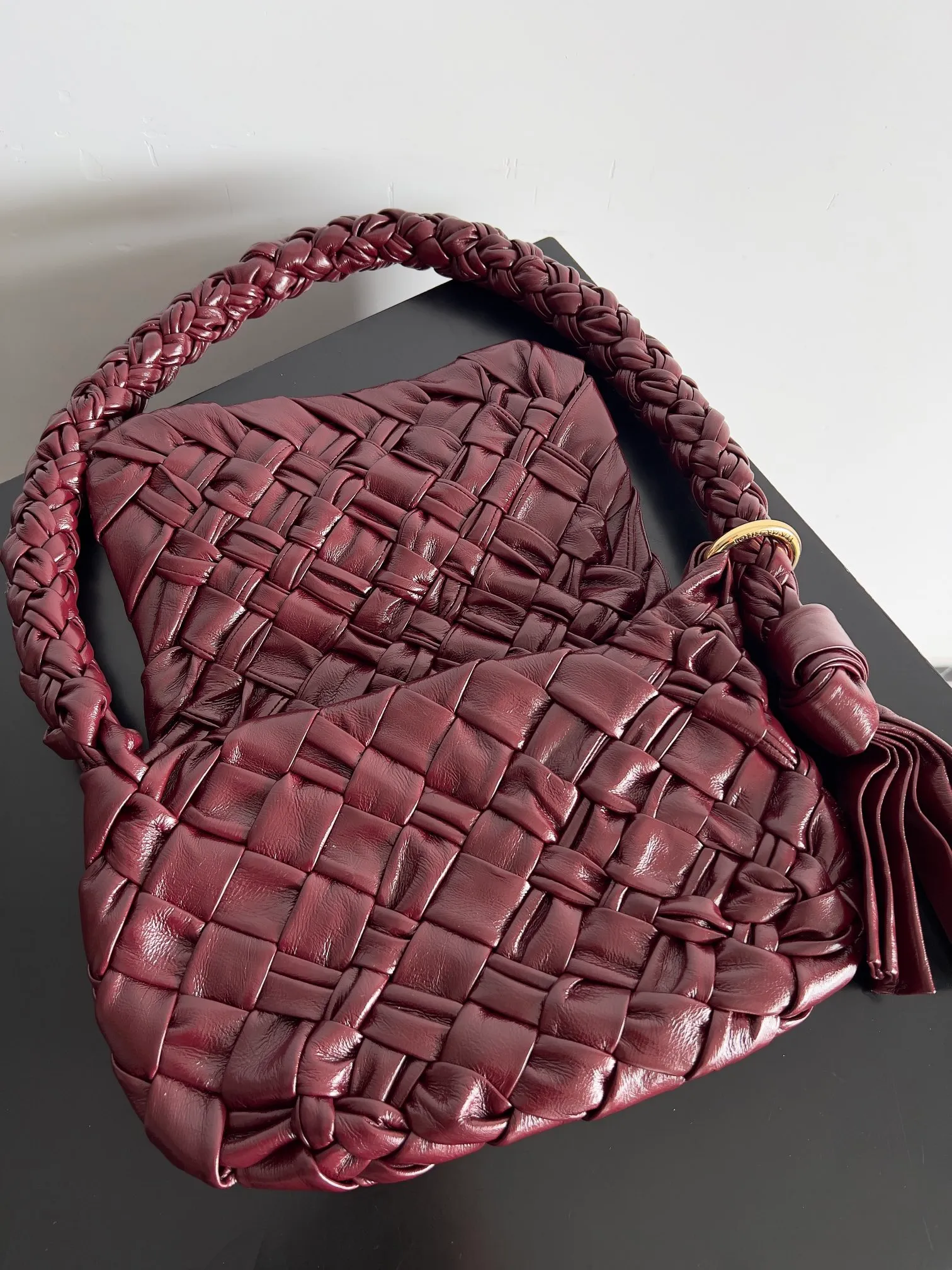 Batch 3420 BOTTEGA VENETA 24 new Kalimero Citta underarm bag This knotted bag is finally available! ! ! Many BV fans have been waiting for this bag for a long time. The pleats fully reflect the lazy retro style. Clothes in spring are often casual and simple. Its appearance embellishes the entire outfit. It is different from other armpit bags. It has a knotted design and a tassel-like ribbon. It is novel and elegant. It is a very feminine bag. Model number: 785797 Size: 25*18*5.5cm